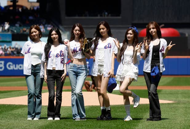 Rei, Gaeul, Jang Won-young, An Yu-jin, Leeseo and Liz of the K-pop girl group Ive stands on the field after Jang Won-young throws out the first pitch when the Los Angeles Dodgers play the New York Mets at Citi Field on Sunday, July 26, 2026 in New York City.  NYP20260726119 JOHNxANGELILLO