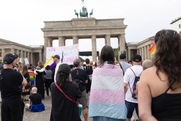July 26, 2026, Berlin, Berlin, Germany: A vigil was held at Brandenburg Gate in Berlin in solidarity with those affected by the attack following Christopher Street Day (CSD), and with the victimsÃ¢â‚¬â ¢ families and friends. Members of the LGBTQIA+ community and allies gathered to mourn, express their anger, and turn grief into resistance against hatred and discrimination. Berlin Germany  - ZUMAb284 20260726_zip_b284_007 Copyright: xZairaxBiaginix