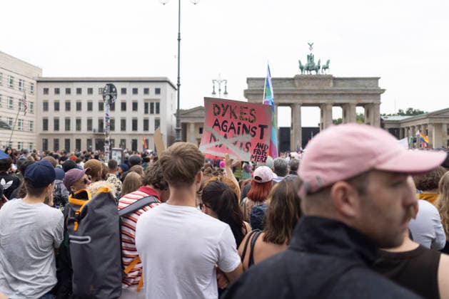 July 26, 2026, Berlin, Berlin, Germany: A vigil was held at Brandenburg Gate in Berlin in solidarity with those affected by the attack following Christopher Street Day (CSD), and with the victimsÃ¢â‚¬â ¢ families and friends. Members of the LGBTQIA+ community and allies gathered to mourn, express their anger, and turn grief into resistance against hatred and discrimination. Berlin Germany  - ZUMAb284 20260726_zip_b284_023 Copyright: xZairaxBiaginix