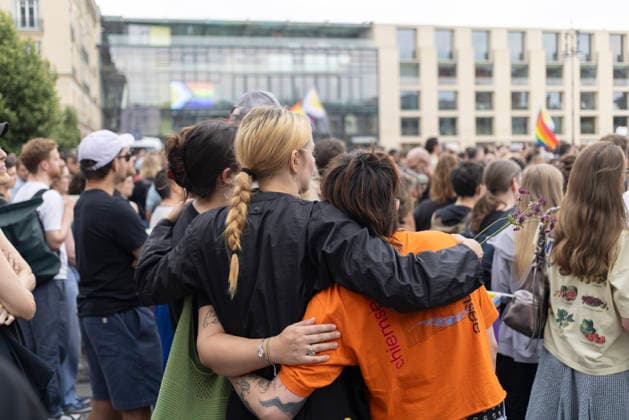 July 26, 2026, Berlin, Berlin, Germany: A vigil was held at Brandenburg Gate in Berlin in solidarity with those affected by the attack following Christopher Street Day (CSD), and with the victimsÃ¢â‚¬â ¢ families and friends. Members of the LGBTQIA+ community and allies gathered to mourn, express their anger, and turn grief into resistance against hatred and discrimination. Berlin Germany - ZUMAb284 20260726_zip_b284_006 Copyright: xZairaxBiaginix