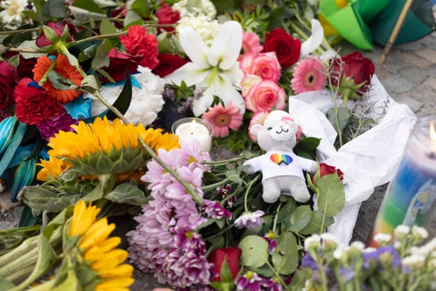 July 26, 2026, Berlin, Berlin, Germany: A vigil was held at Brandenburg Gate in Berlin in solidarity with those affected by the attack following Christopher Street Day (CSD), and with the victimsÃ¢â‚¬â ¢ families and friends. Members of the LGBTQIA+ community and allies gathered to mourn, express their anger, and turn grief into resistance against hatred and discrimination. Berlin Germany - ZUMAb284 20260726_zip_b284_014 Copyright: xZairaxBiaginix