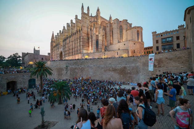 Protest Against Overtourism in Palma de Mallorca: Dozens of people took part in a protest against overtourism in front of the Cathedral-Basilica of Santa María de Mallorca on July 26, 2026, in Palma de Mallorca, Balearic Islands, Spain. The Menys Turisme, Més Vida platform organized the demonstration under the slogan Mallorca al límit to denounce the difficulties in accessing housing, the strain on infrastructure and public services, and the pressure from tourism and urban development that the island is facing. JULY 26, 2026 Tomàs Moyà Palma de Mallorca Balearic Islands Palma de Mallorca Balearic Islands Spain  Copyright: xTomÃ sxMoyÃ x 7688987