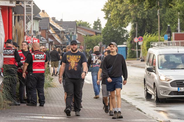 Anreise Wacken Open Air 2026 trotz Regenschauern gut organisiert, Veranstalterkonzept geht auf. Trotz des am Sonntag pünktlich einsetzenden Regens lassen sich die früh anreisenden Fans nicht abhalten und machen das Beste aus der Situation. Feste Wege und ein besseres Konzept zeigen bereits Wirkung. Wacken Wacken open Air Schleswig Holstein Deutschland _5DL7290 *** Travel to Wacken Open Air 2026 Well Organized Despite Rain Showers, Organizers’ plan pays off. Despite the rain starting right on schedule on Sunday, fans who arrived early weren’t deterred and made the best of the situation. Paved paths and an improved plan are already showing results. Wacken, Wacken Open Air, Schleswig-Holstein, Germany, 5DL7290