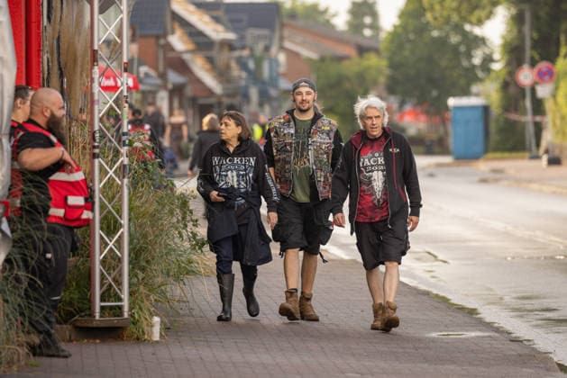 Anreise Wacken Open Air 2026 trotz Regenschauern gut organisiert, Veranstalterkonzept geht auf. Trotz des am Sonntag pünktlich einsetzenden Regens lassen sich die früh anreisenden Fans nicht abhalten und machen das Beste aus der Situation. Feste Wege und ein besseres Konzept zeigen bereits Wirkung. Wacken Wacken open Air Schleswig Holstein Deutschland _5DL7293 *** Travel to Wacken Open Air 2026 Well Organized Despite Rain Showers, Organizers’ plan pays off. Despite the rain starting right on schedule on Sunday, fans who arrived early weren’t deterred and made the best of the situation. Paved paths and an improved plan are already showing results. Wacken, Wacken Open Air, Schleswig-Holstein, Germany, 5DL7293
