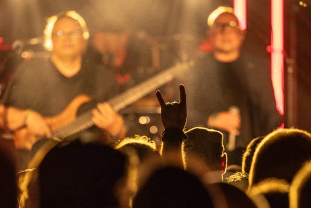 Skyline Wacken Legenden geben Clubconcert Trotz des am Sonntag pünktlich einsetzenden Regens lassen sich die früh anreisenden Fans nicht abhalten und machen das Beste aus der Situation. Feste Wege und ein besseres Konzept zeigen bereits Wirkung. Headliner des Tages Skyline, die erste Wacken Band gab direkt am Sonntag ihr Clubconcert, bevor es Mittwoch auf die Hauptbühne geht Wacken Wacken open Air Schleswig Holstein Deutschland _5DL7363 *** Skyline: Wacken Legends Give a Club Concert Despite the rain that started right on time on Sunday, the fans who arrived early weren’t deterred and made the best of the situation. Improved pathways and a better organizational plan are already showing results. The day’s headliner, Skyline—the first Wac