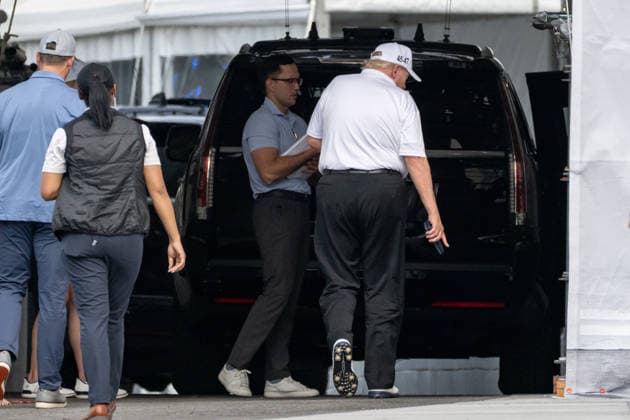 July 26, 2026, Washington, District Of Columbia, United States: President DONALD TRUMP examines recent renovations and construction projects at the North Portico of the White House after returning from a day at Trump National Golf Club in Sterling, Virginia. Washington United States  - ZUMAk206 20260726_znp_k206_006 Copyright: xMattxKaminskyx