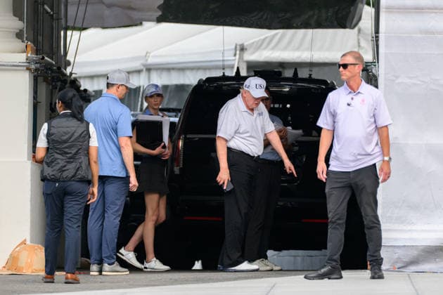 July 26, 2026, Washington, District Of Columbia, United States: President DONALD TRUMP examines recent renovations and construction projects at the North Portico of the White House after returning from a day at Trump National Golf Club in Sterling, Virginia. Washington United States  - ZUMAk206 20260726_znp_k206_007 Copyright: xMattxKaminskyx