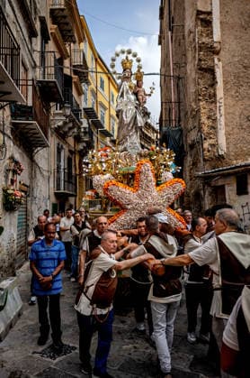 Solemn Procession of Our Lady of Mount Carmel in Palermo PALERMO, ITALY - JULY 26: Solemn Procession of the Silver Statue of the Our Lady of Mount Carmel from the Church of Carmine Maggiore, through the Old Ballaro Market and through the streets of the city, organised by the Venerable Confraternity of Our Lady of Mount Carmel, founded in 1735 on July 26, 2026 in Palermo, Italy. Palermo Sicily Italy Copyright: xStefanoxMontesix