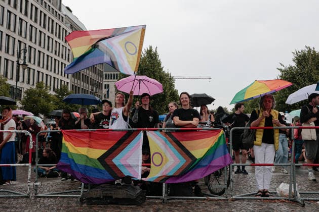 CSD Pride parade attack in Berlin - 26 Jul 2026 People hold rainbow flags during a memorial rally at the Brandenburg Gate for the victims of the car attack near the CSD Pride parade. On the evening of July 25, a car drove into people in Tiergarten park, killing one person and injuring 29 others. Authorities are searching for the suspected attacker. Berlin Germany Copyright: xVasilyxKrestyaninovx xSOPAxImagesx _VKR7892