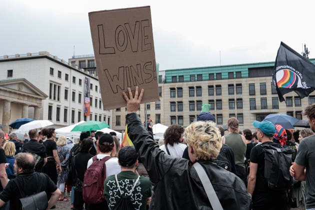CSD Pride parade attack in Berlin - 26 Jul 2026 A person holds a Love wins placard during a memorial rally at the Brandenburg Gate for the victims of the car attack near the CSD Pride parade. On the evening of July 25, a car drove into people in Tiergarten park, killing one person and injuring 29 others. Authorities are searching for the suspected attacker. Berlin Germany Copyright: xVasilyxKrestyaninovx xSOPAxImagesx _VKR7836