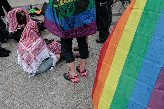 CSD Pride parade attack in Berlin - 26 Jul 2026 People wearing Palestinian keffiyehs and holding rainbow flags attend a memorial rally at the Brandenburg Gate for the victims of the car attack near the CSD Pride parade. On the evening of July 25, a car drove into people in Tiergarten park, killing one person and injuring 29 others. Authorities are searching for the suspected attacker. Berlin Germany Copyright: xVasilyxKrestyaninovx xSOPAxImagesx _VKR7870