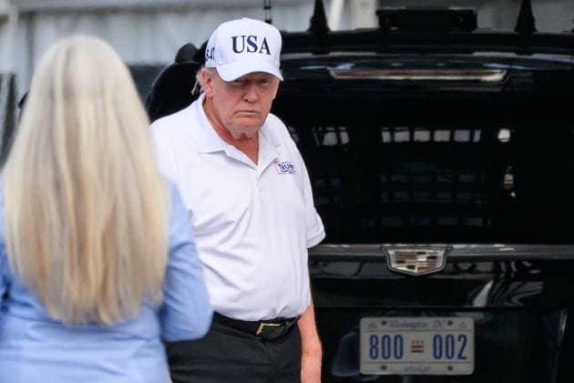 July 26, 2026, Washington, District Of Columbia, United States: President DONALD TRUMP examines recent renovations and construction projects at the North Portico of the White House after returning from a day at Trump National Golf Club in Sterling, Virginia. Washington United States  - ZUMAk206 20260726_znp_k206_011 Copyright: xMattxKaminskyx