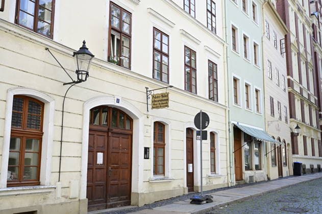 Kamera läuft in Görliwood: Dreharbeiten für historische Serie Dolly gestartet. Görlitz, 26. Juli 2026 Die historische Altstadt von Görlitz verwandelt sich seit Ende Juli wieder in eine lebendige Filmkulisse. Unter dem Arbeitstitel Dolly haben die Dreharbeiten für eine neue aufwendige historische Serie begonnen. Die Produktion wird von der Beta Berlin Produktions GmbH umgesetzt und erstreckt sich über die Monate Juli und August 2026. Aufwendige Kulissen am Fischmarkt. Für das im 19. Jahrhundert angesiedelte Serienprojekt wird das historische Stadtbild von Görlitz intensiv genutzt. Ein zentraler Drehort ist der Görlitzer Fischmarkt. Um die Atmosphäre des vorletzten Jahrhunderts authentisch wiederzubeleben, we Copyright: xMatthiasxWehnertx