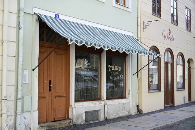 Kamera läuft in Görliwood: Dreharbeiten für historische Serie Dolly gestartet. Görlitz, 26. Juli 2026 Die historische Altstadt von Görlitz verwandelt sich seit Ende Juli wieder in eine lebendige Filmkulisse. Unter dem Arbeitstitel Dolly haben die Dreharbeiten für eine neue aufwendige historische Serie begonnen. Die Produktion wird von der Beta Berlin Produktions GmbH umgesetzt und erstreckt sich über die Monate Juli und August 2026. Aufwendige Kulissen am Fischmarkt. Für das im 19. Jahrhundert angesiedelte Serienprojekt wird das historische Stadtbild von Görlitz intensiv genutzt. Ein zentraler Drehort ist der Görlitzer Fischmarkt. Um die Atmosphäre des vorletzten Jahrhunderts authentisch wiederzubeleben, we Copyright: xMatthiasxWehnertx