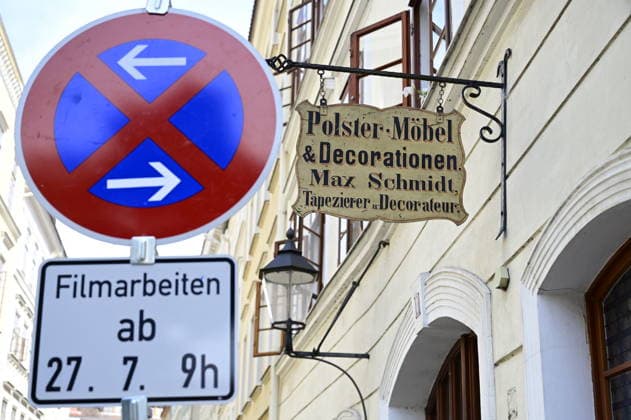 Gestaltetes Firmenschild für die Dreharbeiten zu einer neuen Serie und Verkehrsschild Filmarbeiten. Kamera läuft in Görliwood: Dreharbeiten für historische Serie Dolly gestartet. Görlitz, 26. Juli 2026 Die historische Altstadt von Görlitz verwandelt sich seit Ende Juli wieder in eine lebendige Filmkulisse. Unter dem Arbeitstitel Dolly haben die Dreharbeiten für eine neue aufwendige historische Serie begonnen. Die Produktion wird von der Beta Berlin Produktions GmbH umgesetzt und erstreckt sich über die Monate Juli und August 2026. Aufwendige Kulissen am Fischmarkt. Für das im 19. Jahrhundert angesiedelte Serienprojekt wird das historische Stadtbild von Görlitz intensiv genutzt. Ein zentraler Drehort ist der Copyright: xMatthiasxWehnertx