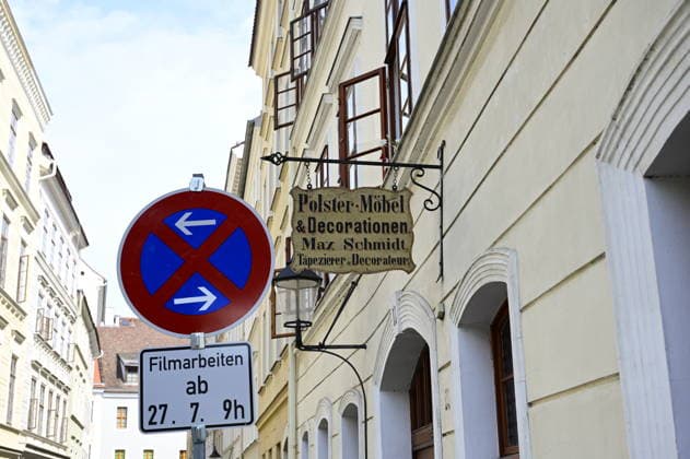 Gestaltetes Firmenschild für die Dreharbeiten zu einer neuen Serie und Verkehrsschild Filmarbeiten. Kamera läuft in Görliwood: Dreharbeiten für historische Serie Dolly gestartet. Görlitz, 26. Juli 2026 Die historische Altstadt von Görlitz verwandelt sich seit Ende Juli wieder in eine lebendige Filmkulisse. Unter dem Arbeitstitel Dolly haben die Dreharbeiten für eine neue aufwendige historische Serie begonnen. Die Produktion wird von der Beta Berlin Produktions GmbH umgesetzt und erstreckt sich über die Monate Juli und August 2026. Aufwendige Kulissen am Fischmarkt. Für das im 19. Jahrhundert angesiedelte Serienprojekt wird das historische Stadtbild von Görlitz intensiv genutzt. Ein zentraler Drehort ist der Copyright: xMatthiasxWehnertx