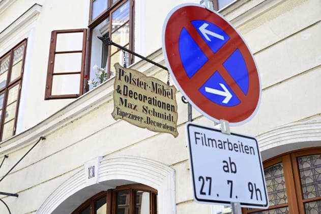 Gestaltetes Firmenschild für die Dreharbeiten zu einer neuen Serie und Verkehrsschild Filmarbeiten. Kamera läuft in Görliwood: Dreharbeiten für historische Serie Dolly gestartet. Görlitz, 26. Juli 2026 Die historische Altstadt von Görlitz verwandelt sich seit Ende Juli wieder in eine lebendige Filmkulisse. Unter dem Arbeitstitel Dolly haben die Dreharbeiten für eine neue aufwendige historische Serie begonnen. Die Produktion wird von der Beta Berlin Produktions GmbH umgesetzt und erstreckt sich über die Monate Juli und August 2026. Aufwendige Kulissen am Fischmarkt. Für das im 19. Jahrhundert angesiedelte Serienprojekt wird das historische Stadtbild von Görlitz intensiv genutzt. Ein zentraler Drehort ist der Copyright: xMatthiasxWehnertx