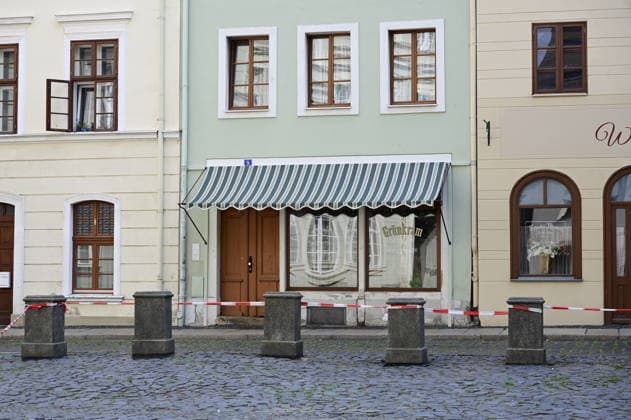 Kamera läuft in Görliwood: Dreharbeiten für historische Serie Dolly gestartet. Görlitz, 26. Juli 2026 Die historische Altstadt von Görlitz verwandelt sich seit Ende Juli wieder in eine lebendige Filmkulisse. Unter dem Arbeitstitel Dolly haben die Dreharbeiten für eine neue aufwendige historische Serie begonnen. Die Produktion wird von der Beta Berlin Produktions GmbH umgesetzt und erstreckt sich über die Monate Juli und August 2026. Aufwendige Kulissen am Fischmarkt. Für das im 19. Jahrhundert angesiedelte Serienprojekt wird das historische Stadtbild von Görlitz intensiv genutzt. Ein zentraler Drehort ist der Görlitzer Fischmarkt. Um die Atmosphäre des vorletzten Jahrhunderts authentisch wiederzubeleben, we Copyright: xMatthiasxWehnertx