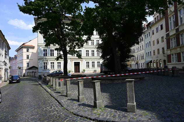 Aus den schwarzen Pollern, die den Platz umsäumten, sind Granit-Säulen geworden. Bühnenbildner haben an den Attrappen gearbeitet. Kamera läuft in Görliwood: Dreharbeiten für historische Serie Dolly gestartet. Görlitz, 26. Juli 2026 Die historische Altstadt von Görlitz verwandelt sich seit Ende Juli wieder in eine lebendige Filmkulisse. Unter dem Arbeitstitel Dolly haben die Dreharbeiten für eine neue aufwendige historische Serie begonnen. Die Produktion wird von der Beta Berlin Produktions GmbH umgesetzt und erstreckt sich über die Monate Juli und August 2026. Aufwendige Kulissen am Fischmarkt. Für das im 19. Jahrhundert angesiedelte Serienprojekt wird das historische Stadtbild von Görlitz intensiv genutzt Copyright: xMatthiasxWehnertx