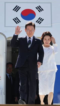 Lee arrives in Brazil Lee arrives in Brazil South Korean President Lee Jae Myung (L), alongside his wife, Kim Hea Kyung, arrives at the Brazilian Air Force s base in Brasilia on July 26, 2026, for a summit with Brazilian President Luiz Inacio Lula da Silva and a business roundtable aimed at deepening bilateral cooperation. (Yonhap) 2026-07-27 06:56:43 < 1980-2026 YONHAPNEWS AGENCY. .> ºê¶óÁú ºê¶óÁú EDITORIAL USE ONLY  Copyright: xx PYH2026072700810031500 YonhapxNewsx yonphotos254871