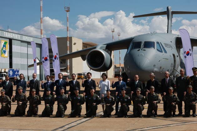 Lee inspects C-390 military transport aircraft Lee inspects C-390 military transport aircraft South Korean President Lee Jae Myung (7th from L, 2nd row) poses for a group photo with South Korean Air Force s pilots and mechanics at the Brazilian Air Force s base in Brasilia on July 26, 2026, during his inspection of a C-390 military transport aircraft that South Korea bought from Brazilian regional jet manufacturer Embraer. (Yonhap) 2026-07-27 06:56:34 < 1980-2026 YONHAPNEWS AGENCY. .> ºê¶óÁú ºê¶óÁú EDITORIAL USE ONLY  Copyright: xx PYH2026072700790031500 YonhapxNewsx yonphotos254872