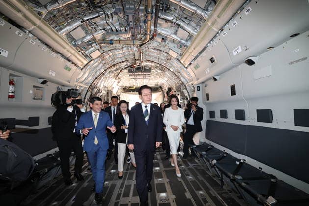 Lee inspects C-390 military transport aircraft Lee inspects C-390 military transport aircraft South Korean President Lee Jae Myung (C) inspects a C-390 military transport aircraft, which South Korea bought from Brazilian regional jet manufacturer Embraer, at the Brazilian Air Force s base in Brasilia on July 26, 2026. (Yonhap) 2026-07-27 06:56:24 < 1980-2026 YONHAPNEWS AGENCY. .> ºê¶óÁú ºê¶óÁú EDITORIAL USE ONLY  Copyright: xx PYH2026072700760031500 YonhapxNewsx yonphotos254867