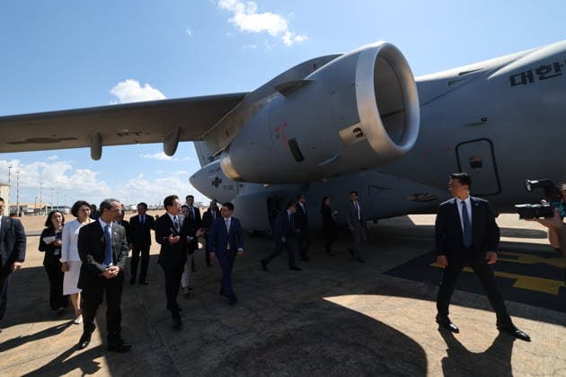 Lee inspects C-390 military transport aircraft Lee inspects C-390 military transport aircraft South Korean President Lee Jae Myung (C) inspects a C-390 military transport aircraft, which South Korea bought from Brazilian regional jet manufacturer Embraer, at the Brazilian Air Force s base in Brasilia on July 26, 2026. (Yonhap) 2026-07-27 06:56:18 < 1980-2026 YONHAPNEWS AGENCY. .> ºê¶óÁú ºê¶óÁú EDITORIAL USE ONLY  Copyright: xx PYH2026072700770031500 YonhapxNewsx yonphotos254868