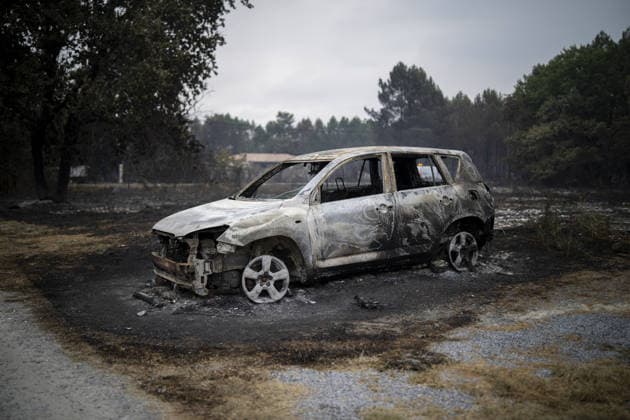 Wildfire evacuees take shelter at Bordeaux Exhibition Centre LE PORGE, FRANCE - JULY 26: Evacuees arrive at the Parc des Expositions de Bordeaux-Lac, which has been converted into one of the main reception centres for people displaced by the severe wildfires affecting the Gironde department, in Le Porge, France, on July 26, 2026. The venue provides temporary accommodation, basic services and logistical support as authorities continue evacuation and firefighting operations across the region. Lorena Sopena Lopez Anadolu Ile-de-France France. Editorial use only. Please get in touch for any other usage.  Copyright: x2026xAnadoluxLorenaxSopenaxLopezx