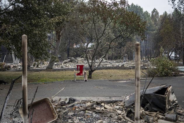Wildfire evacuees take shelter at Bordeaux Exhibition Centre LE PORGE, FRANCE - JULY 26: Evacuees arrive at the Parc des Expositions de Bordeaux-Lac, which has been converted into one of the main reception centres for people displaced by the severe wildfires affecting the Gironde department, in Le Porge, France, on July 26, 2026. The venue provides temporary accommodation, basic services and logistical support as authorities continue evacuation and firefighting operations across the region. Lorena Sopena Lopez Anadolu Ile-de-France France. Editorial use only. Please get in touch for any other usage.  Copyright: x2026xAnadoluxLorenaxSopenaxLopezx