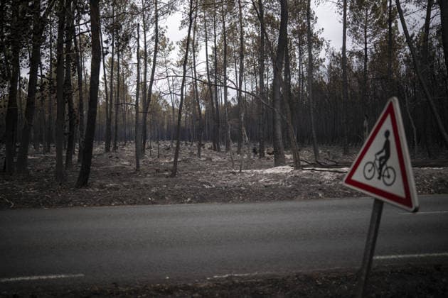 Wildfire evacuees take shelter at Bordeaux Exhibition Centre LE PORGE, FRANCE - JULY 26: Evacuees arrive at the Parc des Expositions de Bordeaux-Lac, which has been converted into one of the main reception centres for people displaced by the severe wildfires affecting the Gironde department, in Le Porge, France, on July 26, 2026. The venue provides temporary accommodation, basic services and logistical support as authorities continue evacuation and firefighting operations across the region. Lorena Sopena Lopez Anadolu Ile-de-France France. Editorial use only. Please get in touch for any other usage.  Copyright: x2026xAnadoluxLorenaxSopenaxLopezx