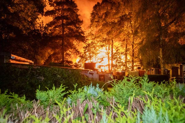 260727BrandGartenanlage News ID: EN 2026-07-27 Großbrand im unwegsamen Gelände: Feuerwehren rückten zu Brand von Gartenhütten aus Feuer drohte auf Wald überzugreifen Oelsnitz. Einsatzkräfte von Feuerwehr, Polizei und Rettungsdienst sind in der Nacht zum Montag zu einem Brandereignis in die Brückenstraße ausgerückt. Gegen 0:50 Uhr brach aus noch ungeklärter Ursache ein Brand in einer Gartenanlage auf der Brückenstraße aus. Bereits auf der Anfahrt der Feuerwehr war der Feuerschein sichtbar. Am Einsatzort angekommen bestätigte sich ein Brand mehrerer Gartenhütten in voller Ausdehnung. Zudem drohte der Brand auf einen angrenzenden Wald überzugreifen. Ein Löschangriff der Feuerwehr gestaltete sich zunächst schwierig, da der