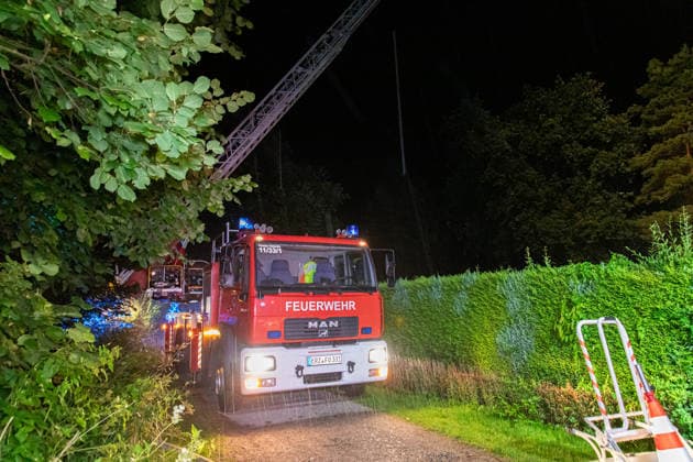 260727BrandGartenanlage News ID: EN 2026-07-27 Großbrand im unwegsamen Gelände: Feuerwehren rückten zu Brand von Gartenhütten aus Feuer drohte auf Wald überzugreifen Oelsnitz. Einsatzkräfte von Feuerwehr, Polizei und Rettungsdienst sind in der Nacht zum Montag zu einem Brandereignis in die Brückenstraße ausgerückt. Gegen 0:50 Uhr brach aus noch ungeklärter Ursache ein Brand in einer Gartenanlage auf der Brückenstraße aus. Bereits auf der Anfahrt der Feuerwehr war der Feuerschein sichtbar. Am Einsatzort angekommen bestätigte sich ein Brand mehrerer Gartenhütten in voller Ausdehnung. Zudem drohte der Brand auf einen angrenzenden Wald überzugreifen. Ein Löschangriff der Feuerwehr gestaltete sich zunächst schwierig, da der