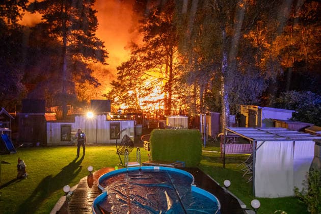 260727BrandGartenanlage News ID: EN 2026-07-27 Großbrand im unwegsamen Gelände: Feuerwehren rückten zu Brand von Gartenhütten aus Feuer drohte auf Wald überzugreifen Oelsnitz. Einsatzkräfte von Feuerwehr, Polizei und Rettungsdienst sind in der Nacht zum Montag zu einem Brandereignis in die Brückenstraße ausgerückt. Gegen 0:50 Uhr brach aus noch ungeklärter Ursache ein Brand in einer Gartenanlage auf der Brückenstraße aus. Bereits auf der Anfahrt der Feuerwehr war der Feuerschein sichtbar. Am Einsatzort angekommen bestätigte sich ein Brand mehrerer Gartenhütten in voller Ausdehnung. Zudem drohte der Brand auf einen angrenzenden Wald überzugreifen. Ein Löschangriff der Feuerwehr gestaltete sich zunächst schwierig, da der