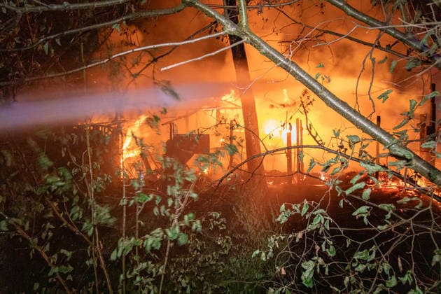 260727BrandGartenanlage News ID: EN 2026-07-27 Großbrand im unwegsamen Gelände: Feuerwehren rückten zu Brand von Gartenhütten aus Feuer drohte auf Wald überzugreifen Oelsnitz. Einsatzkräfte von Feuerwehr, Polizei und Rettungsdienst sind in der Nacht zum Montag zu einem Brandereignis in die Brückenstraße ausgerückt. Gegen 0:50 Uhr brach aus noch ungeklärter Ursache ein Brand in einer Gartenanlage auf der Brückenstraße aus. Bereits auf der Anfahrt der Feuerwehr war der Feuerschein sichtbar. Am Einsatzort angekommen bestätigte sich ein Brand mehrerer Gartenhütten in voller Ausdehnung. Zudem drohte der Brand auf einen angrenzenden Wald überzugreifen. Ein Löschangriff der Feuerwehr gestaltete sich zunächst schwierig, da der