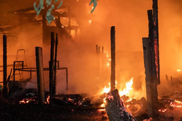 260727BrandGartenanlage News ID: EN 2026-07-27 Großbrand im unwegsamen Gelände: Feuerwehren rückten zu Brand von Gartenhütten aus Feuer drohte auf Wald überzugreifen Oelsnitz. Einsatzkräfte von Feuerwehr, Polizei und Rettungsdienst sind in der Nacht zum Montag zu einem Brandereignis in die Brückenstraße ausgerückt. Gegen 0:50 Uhr brach aus noch ungeklärter Ursache ein Brand in einer Gartenanlage auf der Brückenstraße aus. Bereits auf der Anfahrt der Feuerwehr war der Feuerschein sichtbar. Am Einsatzort angekommen bestätigte sich ein Brand mehrerer Gartenhütten in voller Ausdehnung. Zudem drohte der Brand auf einen angrenzenden Wald überzugreifen. Ein Löschangriff der Feuerwehr gestaltete sich zunächst schwierig, da der