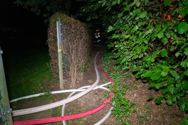 260727BrandGartenanlage News ID: EN 2026-07-27 Großbrand im unwegsamen Gelände: Feuerwehren rückten zu Brand von Gartenhütten aus Feuer drohte auf Wald überzugreifen Oelsnitz. Einsatzkräfte von Feuerwehr, Polizei und Rettungsdienst sind in der Nacht zum Montag zu einem Brandereignis in die Brückenstraße ausgerückt. Gegen 0:50 Uhr brach aus noch ungeklärter Ursache ein Brand in einer Gartenanlage auf der Brückenstraße aus. Bereits auf der Anfahrt der Feuerwehr war der Feuerschein sichtbar. Am Einsatzort angekommen bestätigte sich ein Brand mehrerer Gartenhütten in voller Ausdehnung. Zudem drohte der Brand auf einen angrenzenden Wald überzugreifen. Ein Löschangriff der Feuerwehr gestaltete sich zunächst schwierig, da der