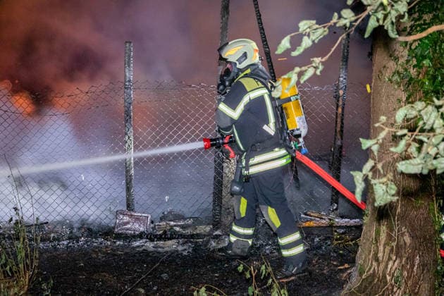 260727BrandGartenanlage News ID: EN 2026-07-27 Großbrand im unwegsamen Gelände: Feuerwehren rückten zu Brand von Gartenhütten aus Feuer drohte auf Wald überzugreifen Oelsnitz. Einsatzkräfte von Feuerwehr, Polizei und Rettungsdienst sind in der Nacht zum Montag zu einem Brandereignis in die Brückenstraße ausgerückt. Gegen 0:50 Uhr brach aus noch ungeklärter Ursache ein Brand in einer Gartenanlage auf der Brückenstraße aus. Bereits auf der Anfahrt der Feuerwehr war der Feuerschein sichtbar. Am Einsatzort angekommen bestätigte sich ein Brand mehrerer Gartenhütten in voller Ausdehnung. Zudem drohte der Brand auf einen angrenzenden Wald überzugreifen. Ein Löschangriff der Feuerwehr gestaltete sich zunächst schwierig, da der
