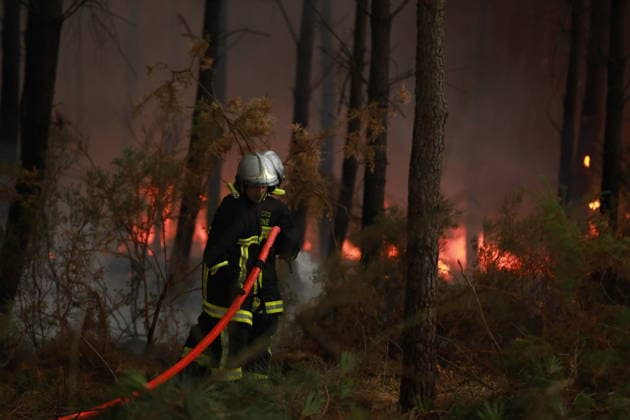 Firefighting operation continues as wildfire burns in Saint-Jean-d Illac, France SAINT-JEAN-D ILLAC, FRANCE - JULY 26: Firefighting operations continue as a wildfire burns near Saint-Jean-d Illac in southwestern France on July 26, 2026. Fire engines, heavy machinery and a firefighting helicopter are deployed to contain the blaze, while firefighters battle the fire on the ground. French Interior Minister Laurent Nunez warns that the situation remains highly unfavorable. Mohamad Salaheldin Abdelghani Alsayed Anadolu Saint-Jean-d Illac France. Editorial use only. Please get in touch for any other usage.  Copyright: x2026xAnadoluxMohamadxSalaheldinxAbdelghanixAlsayedx