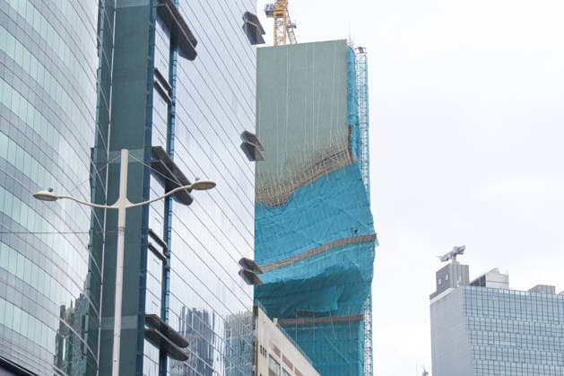 HONG KONG, CHINA - JULY 26: A section of bamboo scaffolding and safety netting collapses from the exterior wall of a building due to strong winds brought by Typhoon Noul on July 26, 2026 in Hong Kong, China. Typhoon Noul brought powerful winds to Hong Kong and Storm Signal No. 9 was issued.  Copyright: xChinaxNewsxServicex 111656564517