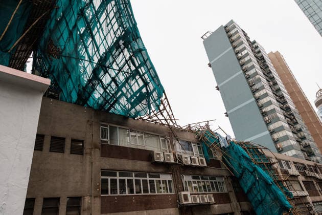 A massive scaffolding structure collapses in Typhoon Noul, in Hong Kong, China - 26 Jul 2026 A massive scaffolding structure collapsed due to Typhoon Noul in Hong Kong. Typhoon Noul triggers the first No. 9 tropical cyclone warning signal since Super Typhoon Ragasa last September. Passing within 80 km (50 miles) of Hong Kong, it makes the third-closest approach to the city by a major tropical cyclone this century. Hong Kong China Copyright: xMayxJamesx xSOPAxImagesx MJP_20260726_Typhoon_Noul_2207 01-01-53-570