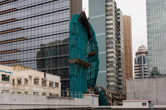 A massive scaffolding structure collapses in Typhoon Noul, in Hong Kong, China - 26 Jul 2026 A massive scaffolding structure collapsed due to Typhoon Noul in Hong Kong. Typhoon Noul triggers the first No. 9 tropical cyclone warning signal since Super Typhoon Ragasa last September. Passing within 80 km (50 miles) of Hong Kong, it makes the third-closest approach to the city by a major tropical cyclone this century. Hong Kong China Copyright: xMayxJamesx xSOPAxImagesx MJP_20260726_Typhoon_Noul_2249 01-01-53-577