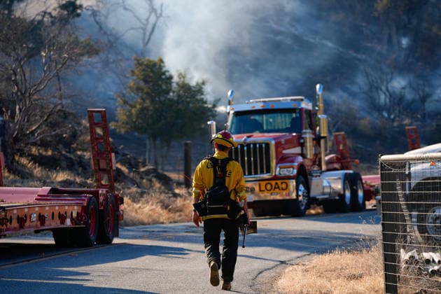 Mines Fire of wildfire continues in Santa Clara County of California SANTA CLARA COUNTY, CALIFORNIA - JULY 26: A firefighter walks near burning areas as crews battle with wildfire named as Mines Fire in Santa Clara County, California on July 26, 2026. Tayfun Coskun Anadolu California United States. Editorial use only. Please get in touch for any other usage.  Copyright: x2026xAnadoluxTayfunxCoskunx
