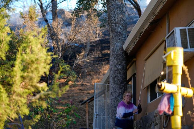 Mines Fire of wildfire continues in Santa Clara County of California SANTA CLARA COUNTY, CALIFORNIA - JULY 26: A woman resident closes her window tent near burning areas as crews battle with wildfire named as Mines Fire in Santa Clara County, California on July 26, 2026. Tayfun Coskun Anadolu California United States. Editorial use only. Please get in touch for any other usage.  Copyright: x2026xAnadoluxTayfunxCoskunx