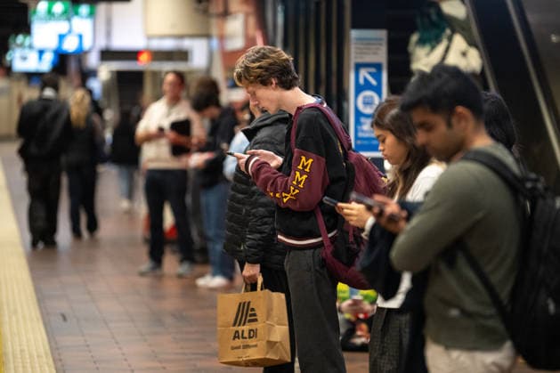 NATIONAL AUSALERT TEST, Commuters in Melbourne Central Station check their phones during a test of the Natioanl AusAlert system, in Melbourne, Monday, July 27, 2026. ( NO ARCHIVING MELBOURNE VICTORIA AUSTRALIA  Copyright: xJAYxKOGLERx 20260727186724195110