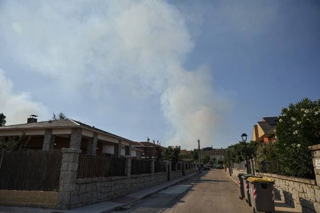 Firefighting helicopters battle reignited San Martin de Valdeiglesias wildfire near Navas del Rey NAVAS DEL REY (MADRID), SPAIN JULY 26, 2026: Firefighting helicopters carry out water-dropping operations as a large column of smoke rises from the reignited San Martin de Valdeiglesias wildfire, visible from several locations around Navas del Rey, near Madrid, on July 26. The series documents the aerial firefighting response, emergency vehicles and road closures implemented as crews continue efforts to contain the fire. Navas del Rey Spain Copyright: x xEugenioxRodriguezxRigox xJNAxPressx