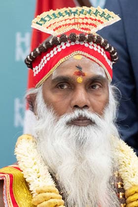 Priester Siva Sri Arumugam Paskarakurukkal (oft Priester Paskaran genannt) Portraet, Porträt, Portrait, Angeschnittenes Einzelbild, Einzelmotiv, mit seinem Bild im Hintergrund, Hinduistisches Tempelfest in Hamm, Sri Kamadchi Ampal Tempels in Hamm-Uentrop, 26.07.2026 *** Priest Siva Sri Arumugam Paskarakurukkal, often called Priest Paskaran—Portrait, Portrait, close-up, single image, single subject, with his image in the background, Hindu temple festival in Hamm, Sri Kamadchi Ampal Temple in Hamm-Uentrop, July 26, 2026