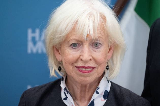 Monika Simshaeuser, Simshäuser, SP, Buergermeisterin der Stadt -hamm, Portraet, Porträt, Portrait, Angeschnittenes Einzelbild, Einzelmotiv, mit seinem Bild im Hintergrund, Hinduistisches Tempelfest in Hamm, Sri Kamadchi Ampal Tempels in Hamm-Uentrop, 26.07.2026 *** Monika Simshaeuser, Simshäuser, SP, Mayor of the City of Hamm, portrait, close-up single image, single subject, with her image in the background, Hindu temple festival in Hamm, Sri Kamadchi Ampal Temple in Hamm-Uentrop, July 26, 2026