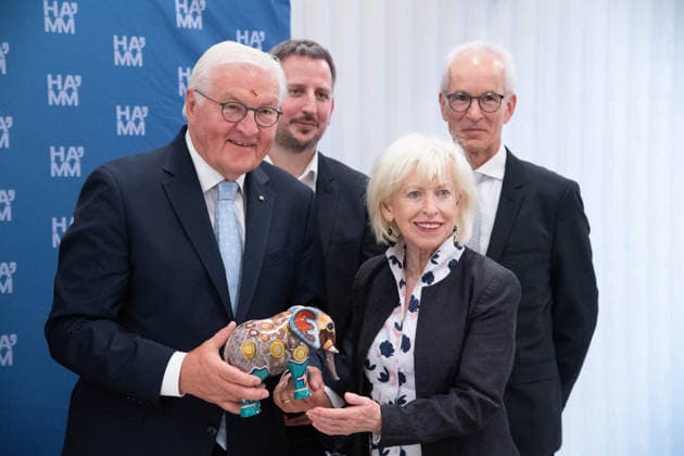Buergermeisterin Monika SIMSHAEUSER ueberreicht Bundespraesident Frank-Walter STEINMEIER, einen Elefanten, das Wappentier der Stadt Hamm, Hinduistisches Tempelfest in Hamm, Sri Kamadchi Ampal Tempels in Hamm-Uentrop, 26.07.2026 *** Mayor Monika SIMSHAEUSER presents Federal President Frank Walter STEINMEIER with an elephant, the heraldic animal of the city of Hamm, at the Hindu temple festival in Hamm, at the Sri Kamadchi Ampal Temple in Hamm-Uentrop, July 26, 2026