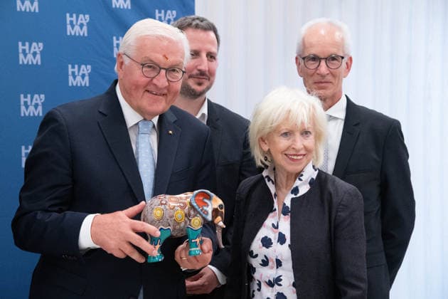 Buergermeisterin Monika SIMSHAEUSER ueberreicht Bundespraesident Frank-Walter STEINMEIER, einen Elefanten, das Wappentier der Stadt Hamm, Hinduistisches Tempelfest in Hamm, Sri Kamadchi Ampal Tempels in Hamm-Uentrop, 26.07.2026 *** Mayor Monika SIMSHAEUSER presents Federal President Frank Walter STEINMEIER with an elephant, the heraldic animal of the city of Hamm, at the Hindu temple festival in Hamm, at the Sri Kamadchi Ampal Temple in Hamm-Uentrop, July 26, 2026
