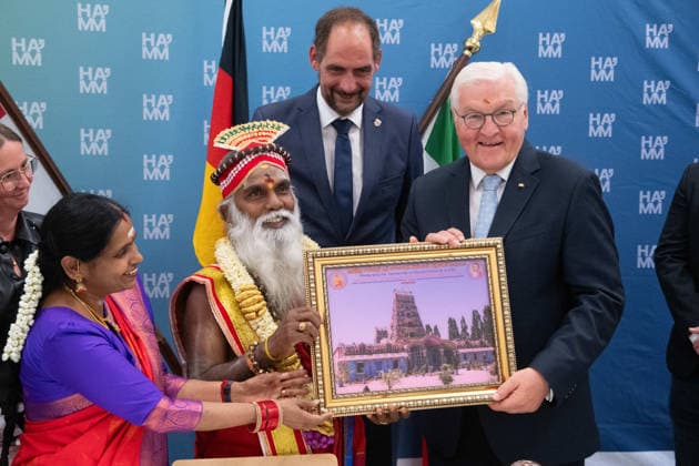 Priester Siva Sri Arumugam Paskarakurukkal (oft Priester Paskaran genannt) und Ehefrau Mathivani ueberreichen Bundespraesident Frank-Walter STEINMEIER, Ein Bild des Tempels, Hinduistisches Tempelfest in Hamm, Sri Kamadchi Ampal Tempels in Hamm-Uentrop, 26.07.2026 *** Priest Siva Sri Arumugam Paskarakurukkal—often called Priest Paskaran—and his wife Mathivani present Federal President Frank Walter STEINMEIER with A photo of the temple, the Hindu temple festival in Hamm, and the Sri Kamadchi Ampal Temple in Hamm-Uentrop, July 26, 2026